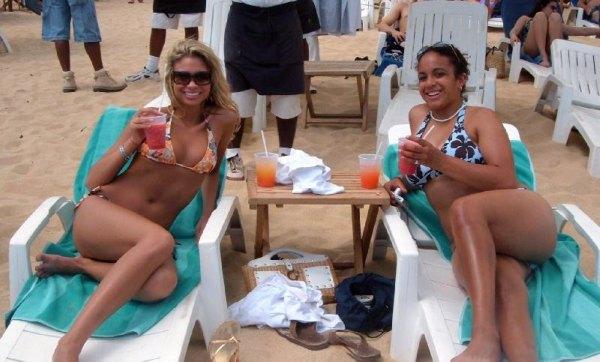 Girls at El Mediano, Cabo San Lucas Beach