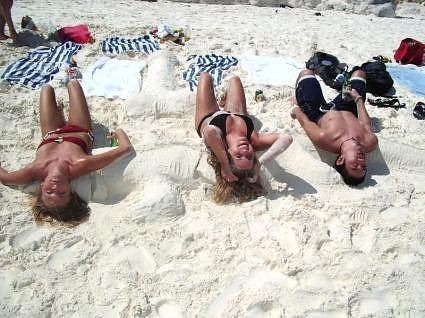 Katy, Erin and Yo on the beach in Cancun.