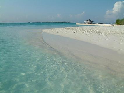 Kandoomai �b�l, a h�tt�rben Cocoa island