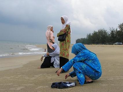 Merenung pantai