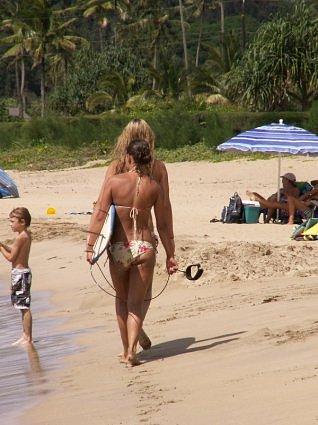 Kauai: Surfer Girls at Hanalei Bay